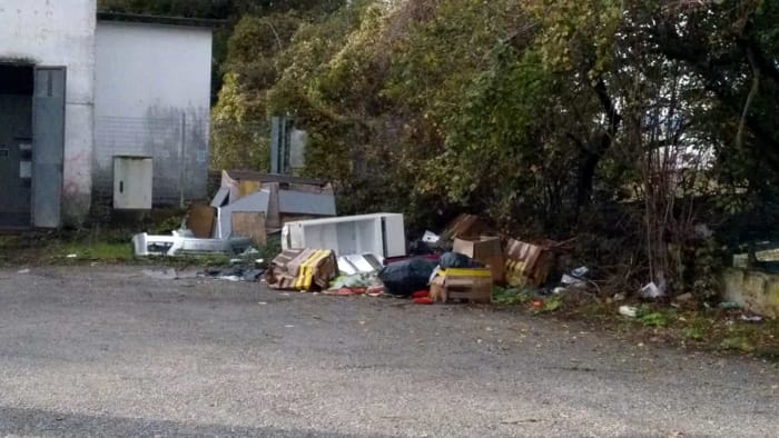 Rifiuti abbandonati in via di Bozzale