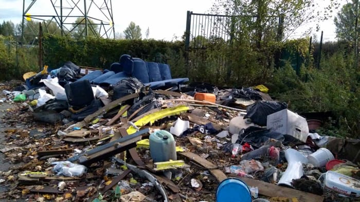 Rifiuti abbandonati in via di Bozzale