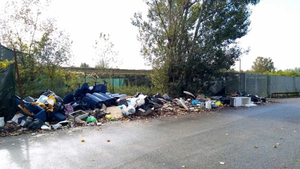 Rifiuti abbandonati in via di Bozzale