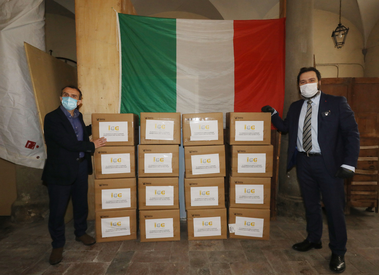 Il presidente Milani riceve le mascherine dalla direzione di Palazzo Magnani Feroni