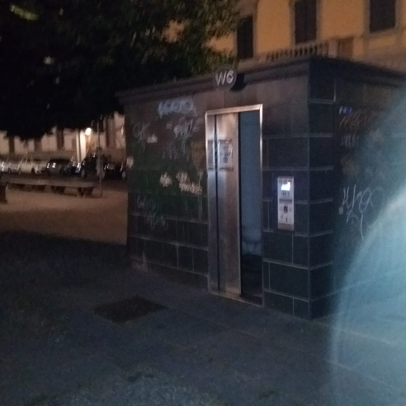 Bagno in piazza Indipendenza