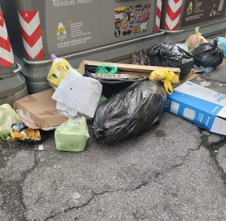 Cassonetti nel centro storico