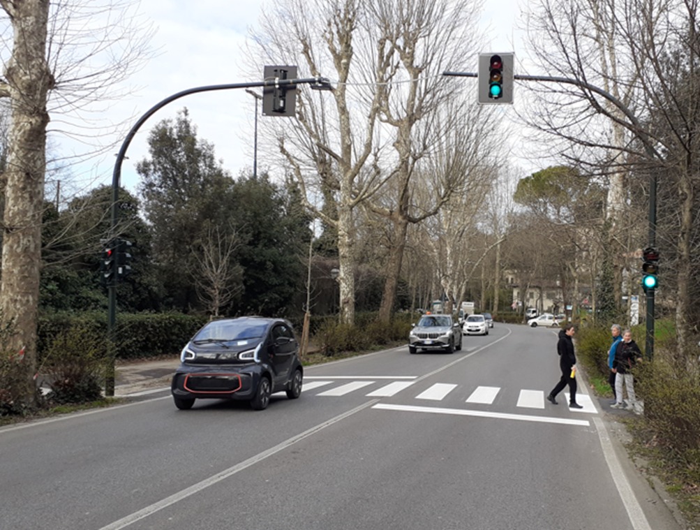 Il nuovo semaforo pedonale in viale Michelangiolo