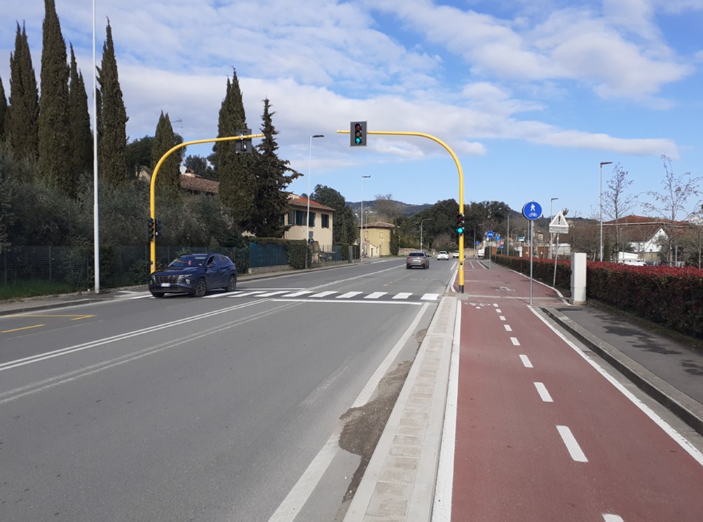 Il nuovo semaforo pedonale in via Generale Dalla Chiesa