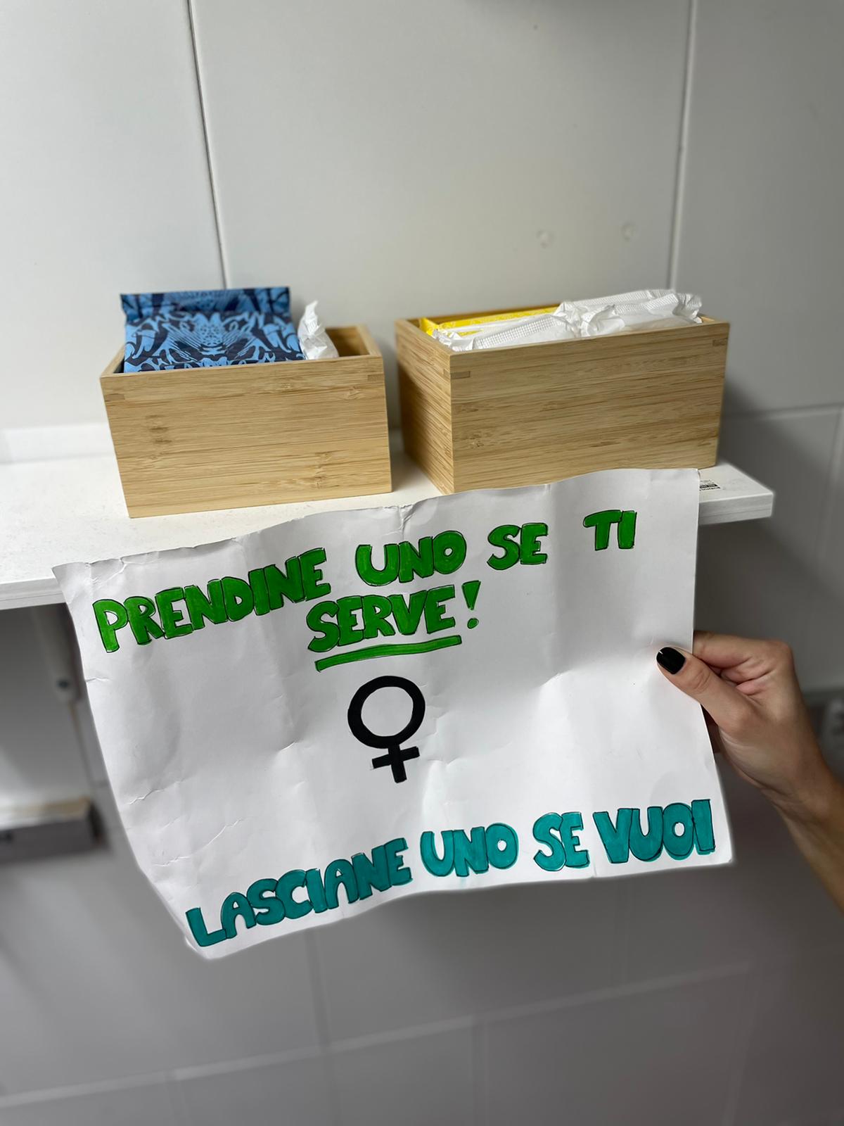 Una tampon box alla piscina di via del Romito