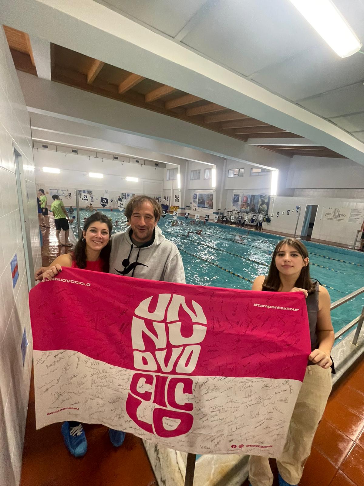 Una tampon box alla piscina di via del Romito