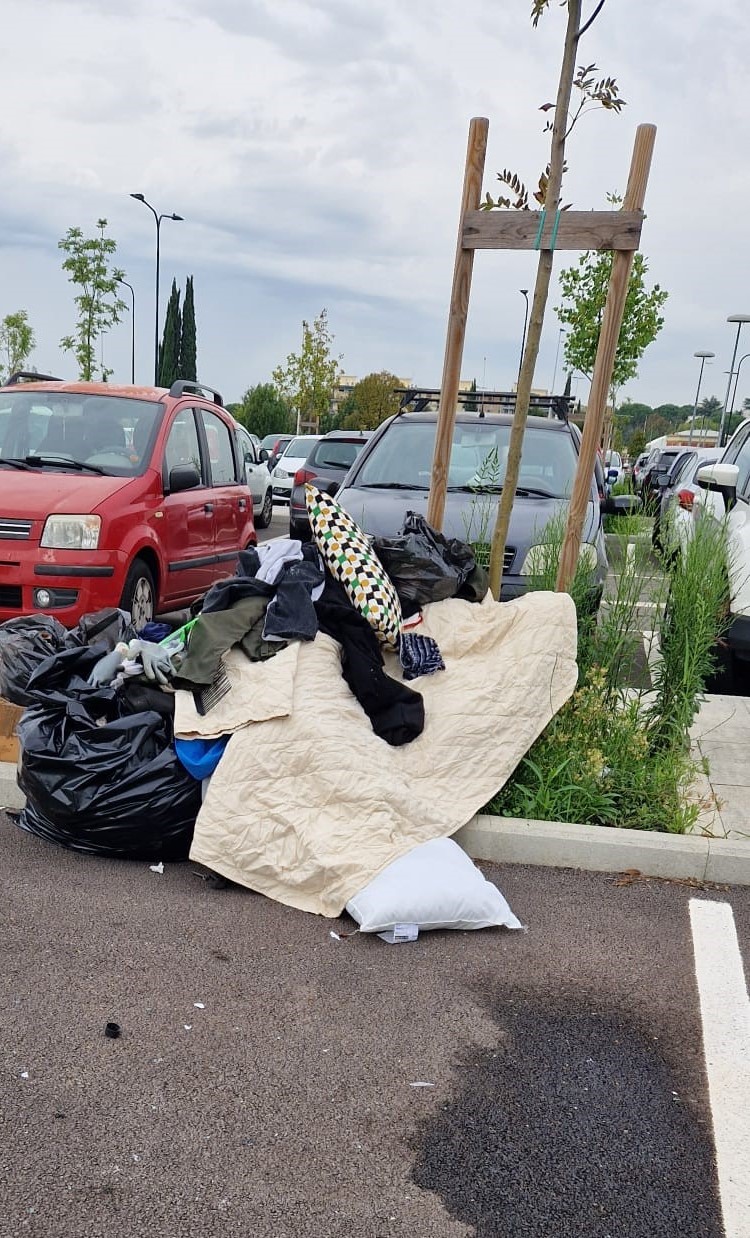 Rifiuti abbandonati a Ponte a Greve