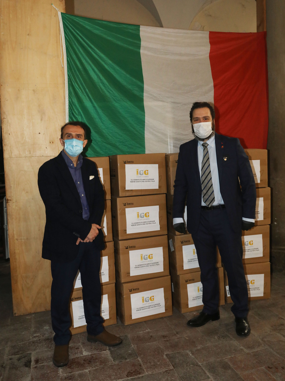 Il presidente Milani riceve le mascherine dalla direzione di Palazzo Magnani Feroni
