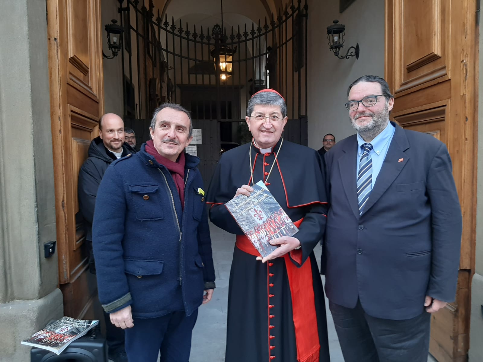 Il presidente Milani consegna libro su Gonfalone e famiglia di Palazzo 